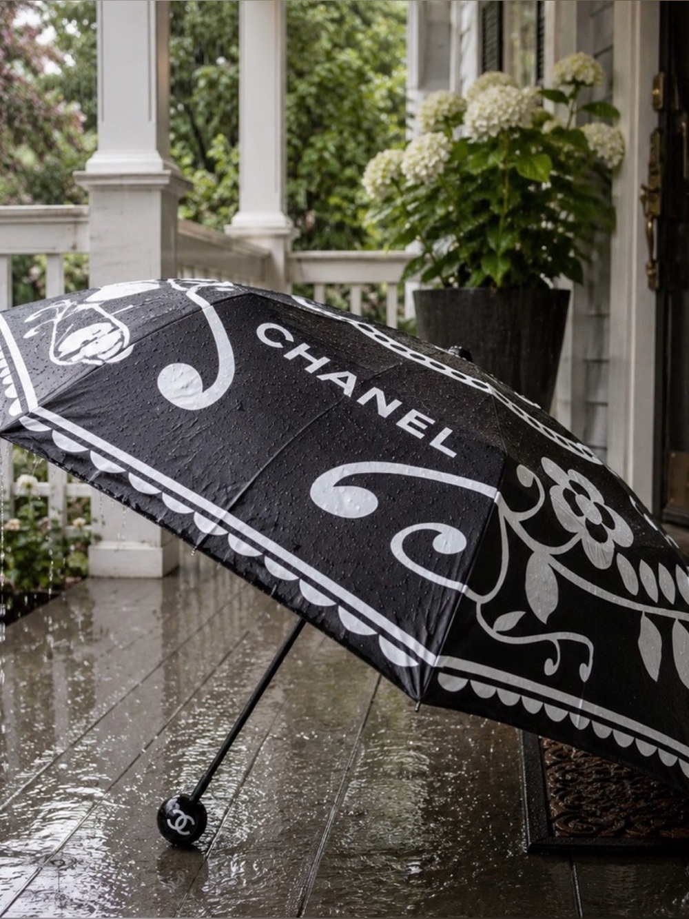 Chanel umbrella Black & White
Floral Luxe Automatic NIP
W/slip pocket
$75
Sold